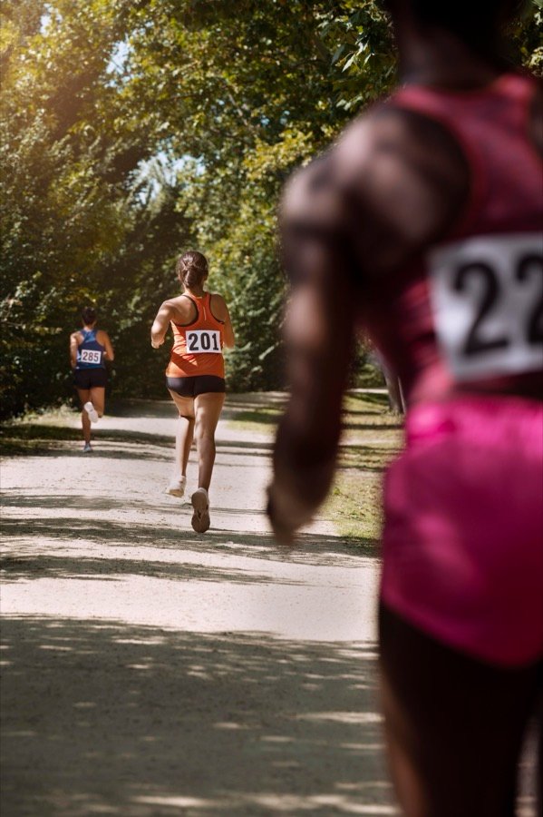 Grupo de corredores disputando uma prova de cross country