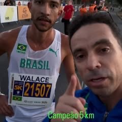 Rodrigo Carvalho com Walace Evangelista após prova, faixa Campeão 5 km