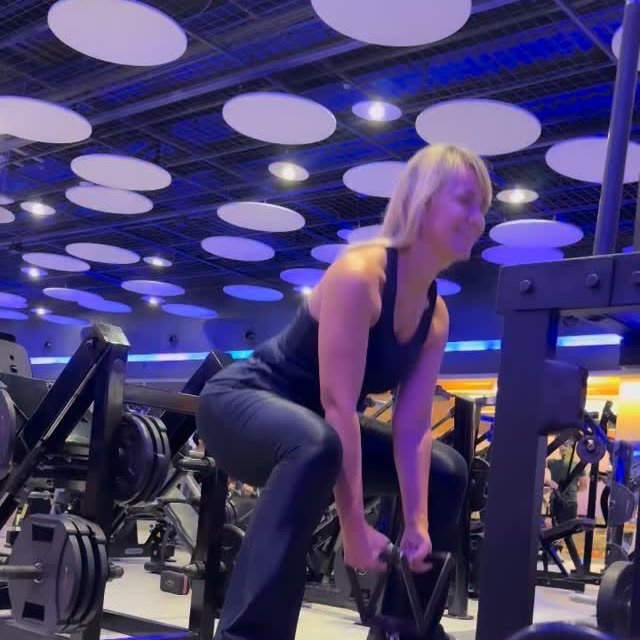 Aluna treinando método bi-set na Academia Cia Athletica